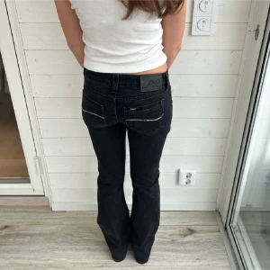 Svarta Lee jeans - Snygga svarta bootcut jeans med låg midja. Storlek S. Innerbenslängd 79 cm, midjemått 37 cm rakt över.💓