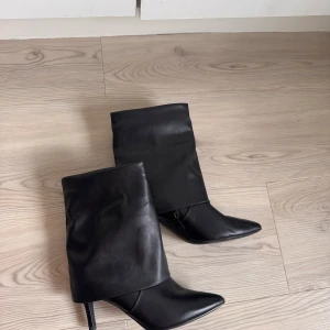 Svarta overfold stövlar - Snygga svarta boots i skinn med spetsig tå och klack. De har en praktisk dragkedja på sidan för enkel på- och avtagning. 🖤Klacken är 6 cm. Klackarna är knappt använda. Köpt på Two Angels för 899kr