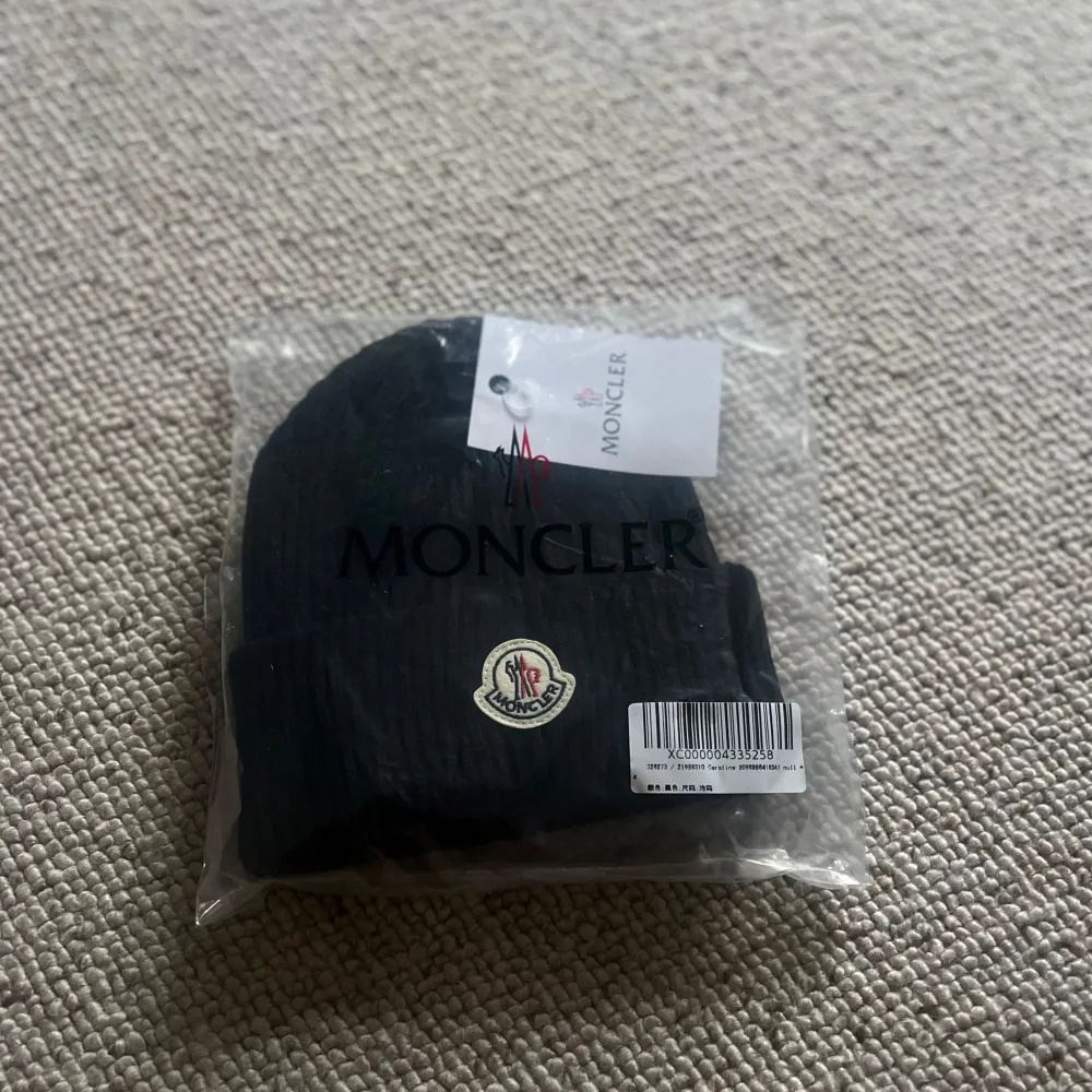 En svart moncler mössa aldrig använd helt ny och inga defekter och qr kod i mössa funkar. Pris kan diskuteras och skriv om du har några frågor . Asusteet.