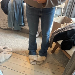 Blå bootcut jeans - Snygga blå bootcut mid waist jeans från Gina. Typ aldrig använda😊