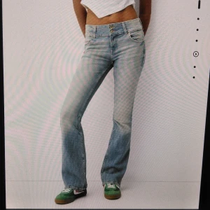Ljusblå bershka lågmidjade jeans  - Så snygga jeans som är helt slutsålda. Storlek 32. Använd 1 gång. Pris kan diskuteras vid snabb affär!