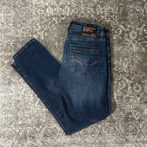 Mörkblå jeans från Jack & Jones - Säljer helt nya Jack and Jones jeans med snygg tvätt och färg | Skick 10/10 helt nya slim fit | nypris ligger runt 800 kr och mitt pris 399kr ❗️| Pm vi några frågor och funderingar 