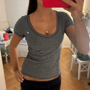 Hollister T-shirt  - Kom privat om ni undrar något💗😊 säljer även en likadan fast i vitt jättesöt