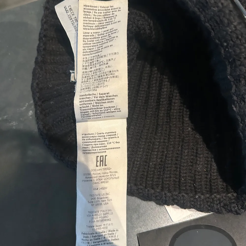 Snygg svart stickad mössa från C.P. Company med deras ikoniska glasögondetaljer framtill. Inhandlad på Nordiska kompaniet för två vintrar sen. Mössan är i ett mycket bra skick och säljs på grund av att jag inte använt den tillräckligt. Hör av er vid funderingar! . Asusteet.