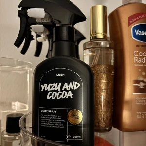 Yuzu and Cocoa Body Spray från Lush - Limited edition body spray från Lush med doft av yuzu och kakao. Använt max 10 sprut🤎🧡 200 ml