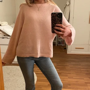 Rosa stickad tröja - Mysig rosa stickad tröja med långa ärmar från lager 157. Perfekt för kyligare dagar och enkel att matcha. Tröjan har en avslappnad passform och är superbekväm och inte alls stickig. Defekter: -En super liten mörkare rosa prick på framsidan som inte riktigt syns, -Lite nopprig men inget man tänker på.