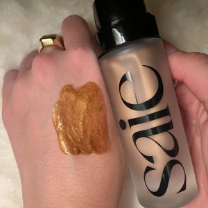 Bronzing drops från Saie - Bronzing drops som är använda max två gånger, köpte i usa men tyckte dom var för mörka för mig så har inte kunnat använda, ger dock väldigt fint glow! Köpte för ca 350kr