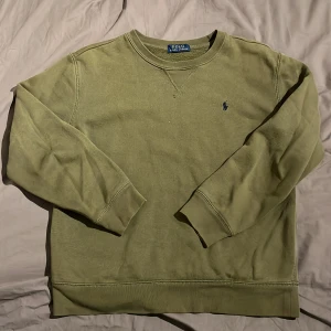 Olivgrön sweatshirt från Polo Ralph Lauren - Säljer en olivgrön sweatshirt från Polo Ralph Lauren. Ca XS i storlek, möjligtvis XXS. Bra skick, ca 7/10.