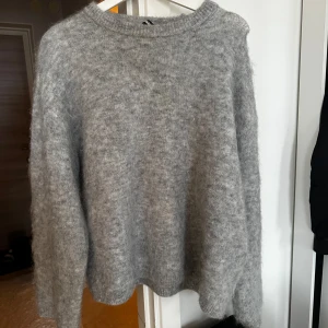 Mohair tröja - Stickad tröja från bikbok, lite använd. Har lite smink fläckar på kragen som syns på bild 3. Nypris 699💘