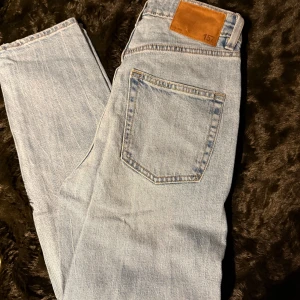 Ljusblå jeans från 157 - Snygga ljusblå jeans från 157 med klassisk femficksdesign och knappgylf. Perfekta för en avslappnad stil. De har en bekväm passform och är tillverkade i slitstarkt denim.