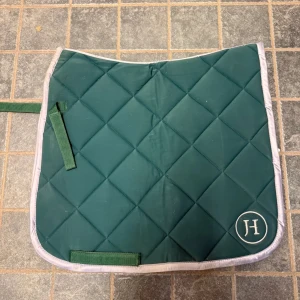 JH Collection schabrak  - Dressyrschabrak i storlek full. Använt ca 5 ggr men har ingen dressyrsadel längre så används inte. 150 kr