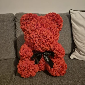 Björn  - En väldigt fin björn av rosor (inte äkta rosor såklart). Skadefri. 