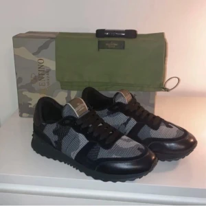 Valentino Rockrunners nero stone - Säljer dessa Valentino Rockrunners i storleken 43. Väldigt bra skick då tecken på användning är litet. Nypris ligger på ca 8000 och box, dustbag plus extra snören (inplastade/nya) medföljer vid köp. Själva köpet görs på Plick kontot ”KSclothing”. Bara höra av dig vid minsta fundering