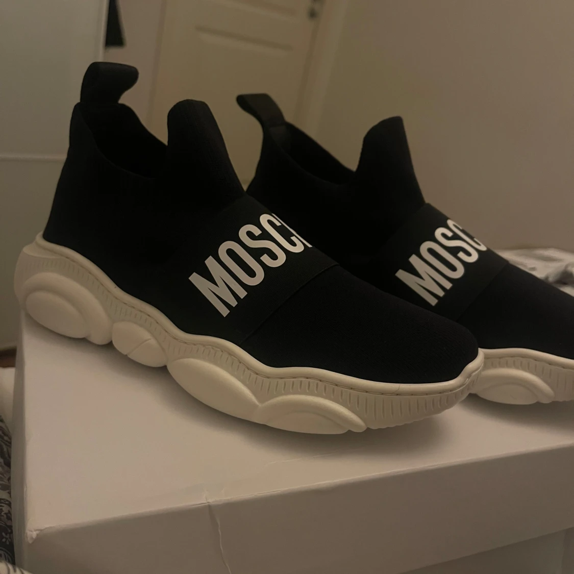 Svarta sneakers från Moschino - 2