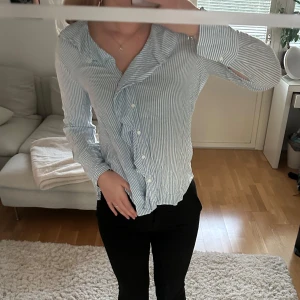 Skjorta från Zara - Säljer denna superfina blåa skjorta från Zara✨ Den är i storlek M men jag brukar för referens ha S på överdelar🩷 Skjortan är knappt använd och därför i fint skick, hör av er vid frågor✨🩷