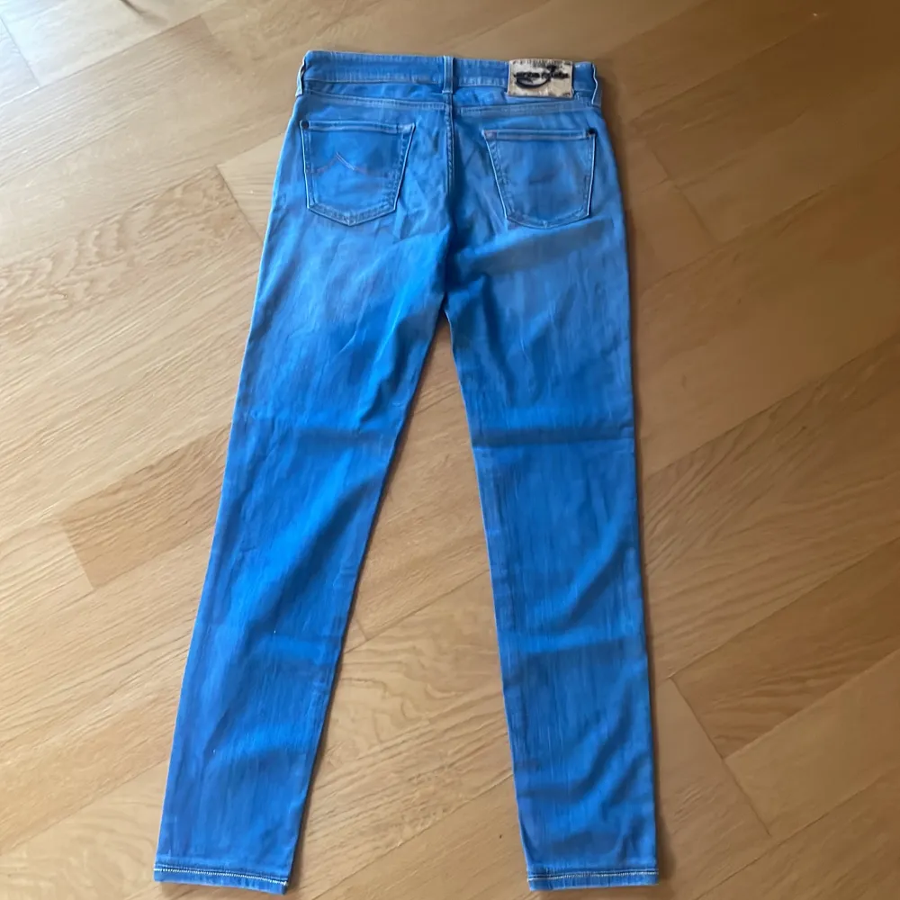 Hej, säljer ett par fina Jacob Cohen  jeans i toppen skick😊 W28  Längden från Midjan neråt är 95cm   Har du frågor eller funderingar så hör av dig! Mvh JacobCloset. Jeans & Byxor.