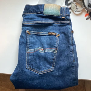 Nudie jeans  - Nudie jeans skicket är jätte bra 10/10 strlk L32 W36 om ni har några funderingar om byxorna så skriv privat. ⚠️Pris ej hugget i Sten⚠️