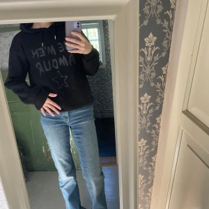 Hoodie med glittertext från Gina Tricot  - Svart hoodie i storlek 152 med glittrig text🖤 Mysig och fluffig insida, passar mig som vanligtvis har xs! Använt men fint skick, inköpt i november 2023😊