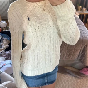 Polo raphl Lauren stickad tröja - Säljer min polo raphl Lauren stickade i storlek Xs. Då den inte kommer till andvändning längre. Nypris är 2359 . Den har inga defekter kontakta mig om fler bilder pris kan diskuteras