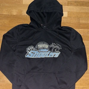 Trapstar hoodie - Skit fet trapstar hoodie perfekt nu till hösten nästan helt oanvänd passa på o köp! Pris kan diskuteras vid snabb affär!