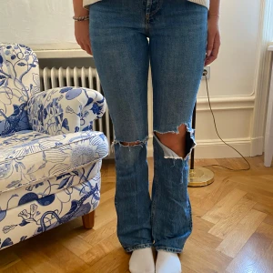 Zara jeans - Så fina mörkblåa jeans från Zara som passar till i princip allt!💗🤍💗