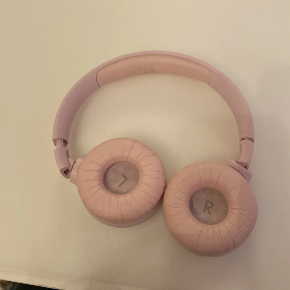 Säljer ett par rosa JBL hörlurar i bra skick. De är bekväma och har en snygg design med vadderade öronkuddar. Perfekt för musikälskare som vill ha stil och komfort. Inkluderar en orange laddningskabel.. Accessoarer.