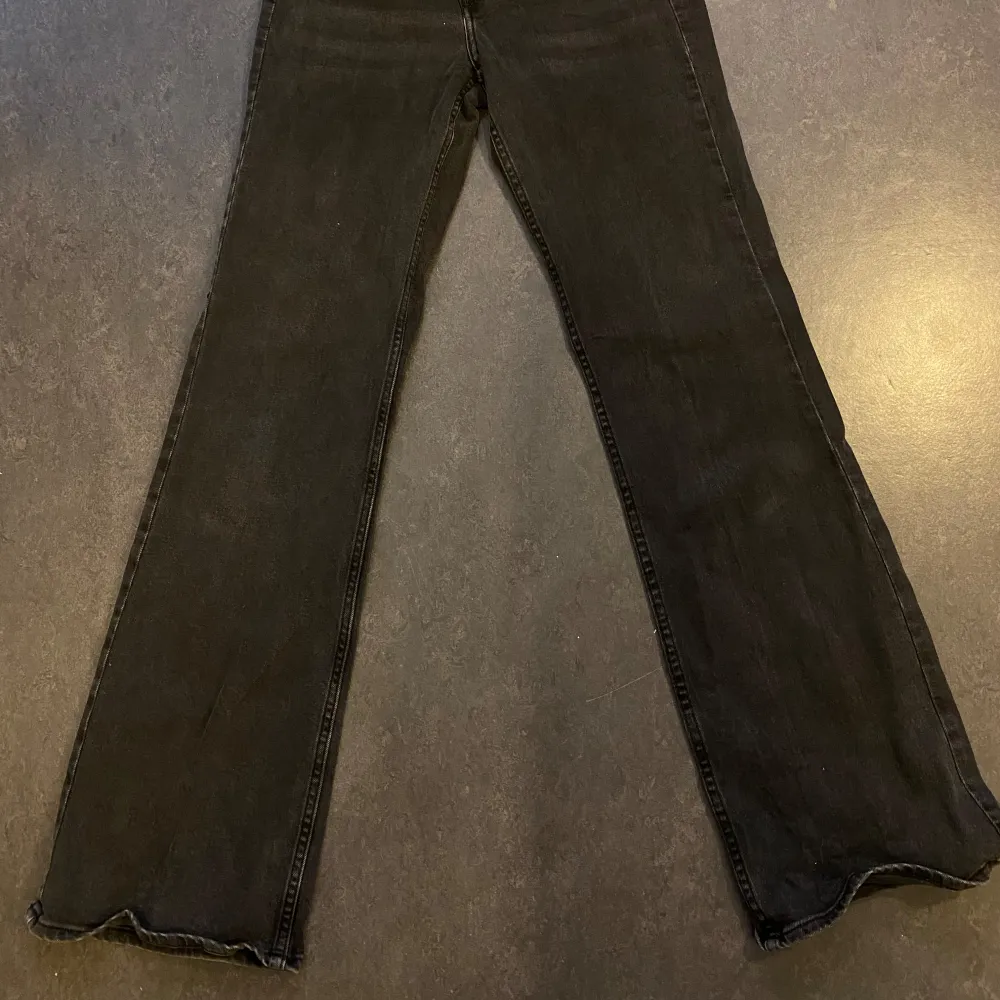 Jätte fina bootcut jeans från HM! Säljer då de inte används längre ❤️ jag kan mötas upp i Göteborg också om man vill det, för att undvika frakt. . Jeans & Byxor.