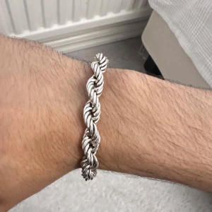 Cordell armband, äkta 925 silver  - Cordell armband, äkta 925 silver.  Längd: 17,5cm (kort, passar smala handleder), bredd: ca 8mm.   Fästet har gått av så ni man låser det på länken (se bild 2 ).