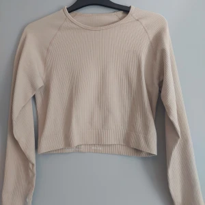 Tränings tröja - Fin beige helt ny träningströja från gekås. Storlek L men skulle mer säga M ( Jag bär S och den passar även mej)🤍