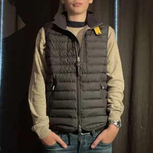 Parajumper väst - Tjena! Säljer nu min parajumper som är använd ett fåtal gånger👍 nypris: 3700kr❌ mitt pris: 1999kr✅, Skick: 10/10 nyskick✅, skriv vid frågor och funderingar, kan gå ner i pris vid snabbaffär🙌