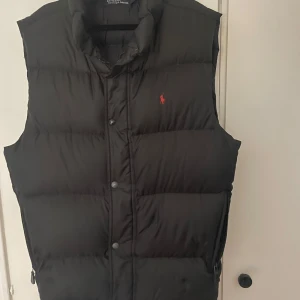 Polo Ralph lauren väst - Väst från polo Ralph lauren i strl L. Finns en skada ( kolla bild 3)