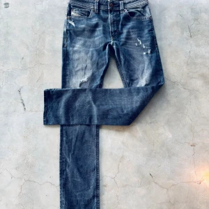 Diesel jeans - Ett par sjukt snygga Diesel jeans med slitningar🤩🤩💸 De är i bra skick🤑🤑 Nypriset på dessa feta jeans är 3500kr🤩 Trots det säljer jag de för 415kr🤩🤩🤑🤑💸💸 Vid minsta fundering så är det bara att höra av sig🤝🥳🤩