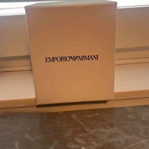 Emporia Armani Klocka - En mycket fin klocka som jag nu säljer då jag inte använder den och den sitter bara och samlar på sig damm. Nypris på en sådan klocka är 4000kr jag är villig o sälja min för 2500 men pris går att diskutera vid snabb affär!