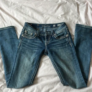 Miss me jeans  - Säljer mina skit snygga jeans ifrån Miss me!! Om du vill ha bilder på eller vill sänka priset så kan vi diskutera privat!!❤️🥰 