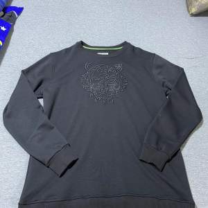 Hej! Nu säljer jag min helt nya samt bara testade Kenzo Sweatshirt då den är för liten för mig nu. Storlek XL men lite mer åt L. Priset kan diskuteras vid snabb affär. Kan både frakta och mötas 