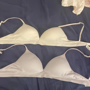 Bh  - Säljer två basic bh:ar då jag råka köpa fel storlek. Priset kan absolut diskuteras!💗en är vit beige och den andra är ljus lila.