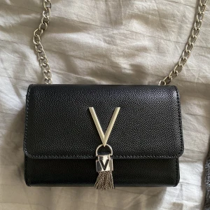 Valentino - Säljer min valentino väska i fint skick