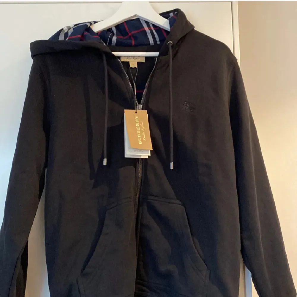 Säljer min Burberry hoodie då den var för liten när jag köpte den så har aldrig kommit till användning. Kan gå ner i pris vid snabb affär. Den är i storlek M. Hoodies.