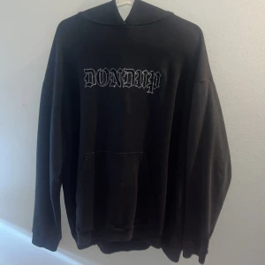 Dondup  - Säljer nu min fina dondup Hoodie i storlek M, mycket fint skick och ovanliga att se! Tänker mig runt 399kr men kom med förslag! Skriv vid fler frågor eller funderingar!