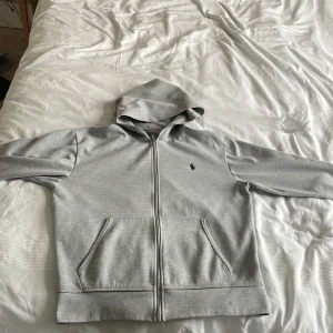 Ralph lauren zip - Fin Ralph lauren huvtröja i strl M. Inga hål eller fläckar, kommer att tvättas innan den skickas. Pris kan diskuteras vid snabb affär