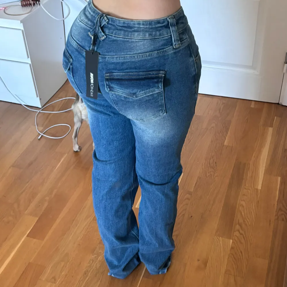 Supersnygga raka lågmidjade helt nya jeans från fashionnova i storlek 1 (motsvarar xs). För låga för min smak, därför endast testade och för krångligt att returnera då dem är från USA. Är 160 cm o dem är för långa på mig. Skriv om ni har frågor💞💞. Jeans & Byxor.