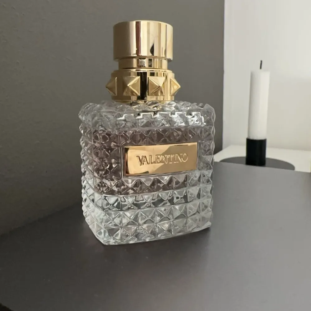 Helt ny Valentino Donna parfym i 50ml, endast testad en gång💕 Nypris 1400kr Kan tänka mig att sänka priset vid snabb och smidig affär🫶🏻. Parfym.