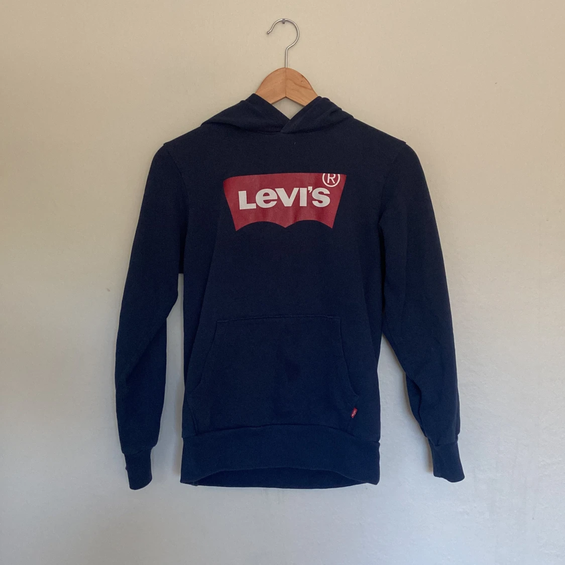 Mörkblå hoodie från Levi's