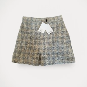 Rodebjer Beata - Kjol från Rodebjer, modell Beata.  Storlek: L Material: Polyester, Ull, Bomull, Viskos Nypris: 2000 SEK Helt ny, med prislapp kvar.  Kommentar från säljaren: Sömmen är när jag testade kjolen. Aldrig använd