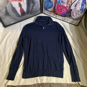 Jack and Jones halfzip  - Säljer nu denna halfzip från Jack and Jones då den inte kommer till användning, storlek: S, kom dm vid minsta fråga eller fundering!