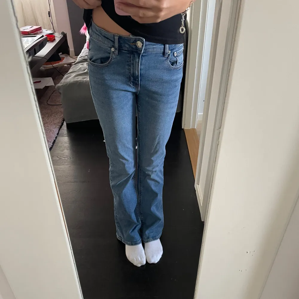 Blå jeans från Gina men fickor där bak som går att knäppa, väldigt bra skick. Storlek 146 men är i ginas tall modell.. Jeans & Byxor.