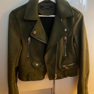 Mocha jacka från zara  - Säljer denna mocha Jacka från zara. Använd några gånger men är som ny. 