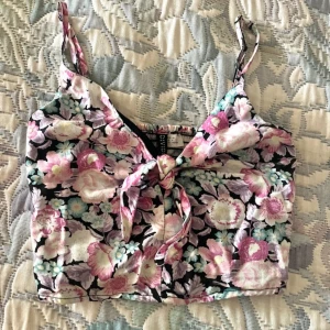 Blommig topp - jättegullig blommig crop top som bara är använd några gånger 