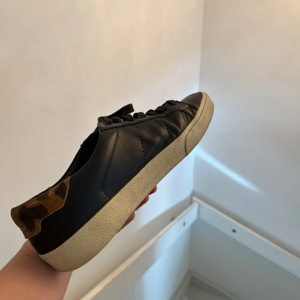 Hej, säljer nu mina gamla saint laurent sl/06 skorna. De är i bra skick som ni kan se på bilderna.   Har ni övriga frågor eller funderingar eller något liknande får ni jättegärna höra av er, OBS boxen på bilden ingår ej . Skor.