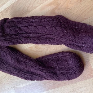 Vinröda stickade strumpor från Cubus - Säljer ett par mysiga vinröda stickade strumpor från Cubus. De har en fluffig vit insida som håller fötterna varma och sköna. Strumporna har halkskydd under, perfekt för att gå runt hemma utan att halka. De är i storlek 36/40 och passar de flesta. Perfekta för kalla vinterdagar!